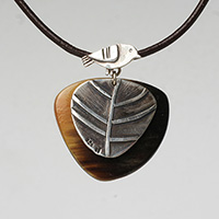 Collier en argent avec poulet sur un arbre - corne et argent 925.