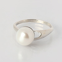 Bague en argent avec perle blanche.