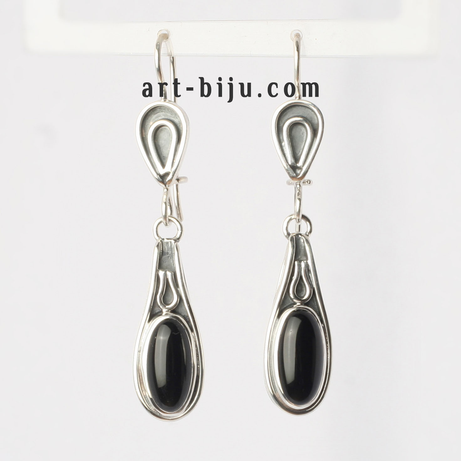 Boucles d'oreilles en argent avec 2 onyx noirs.