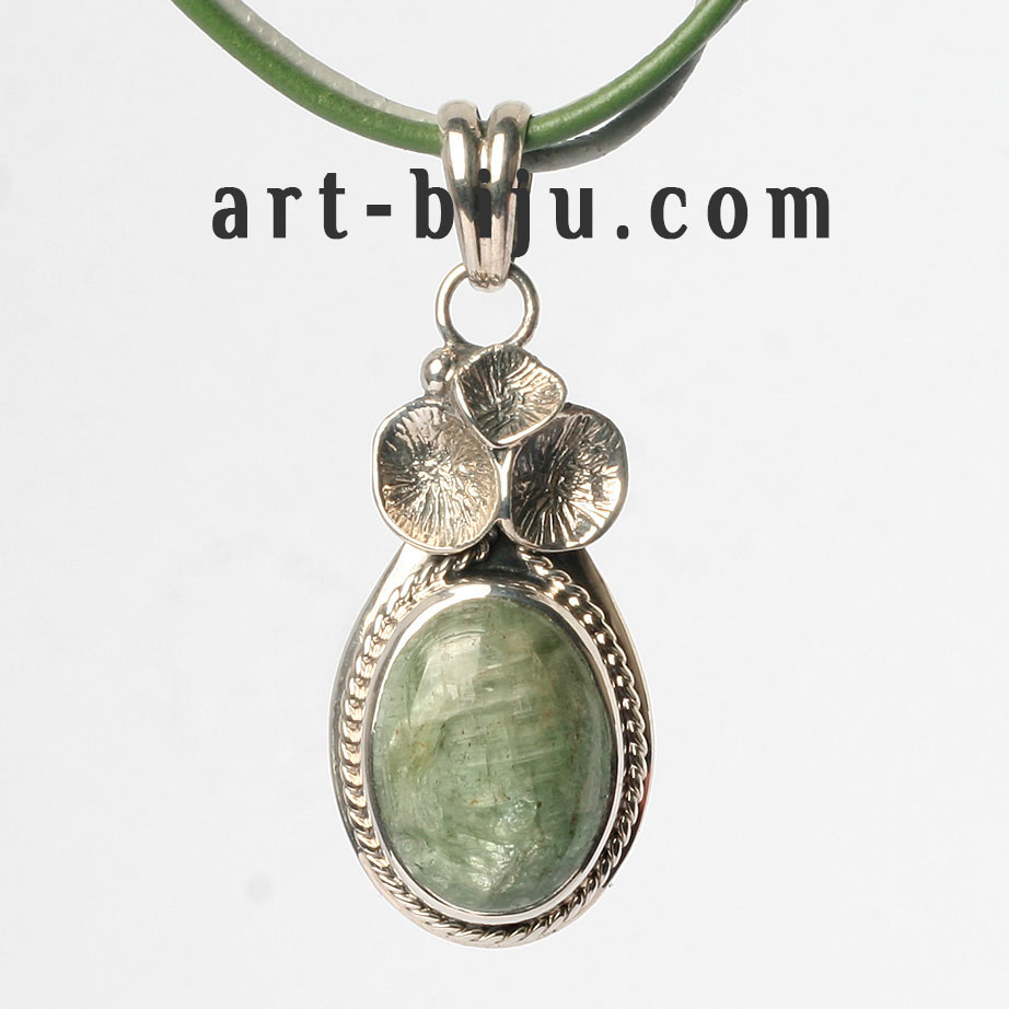 Collier en argent de créateur - argent, cyanite verte naturelle.
