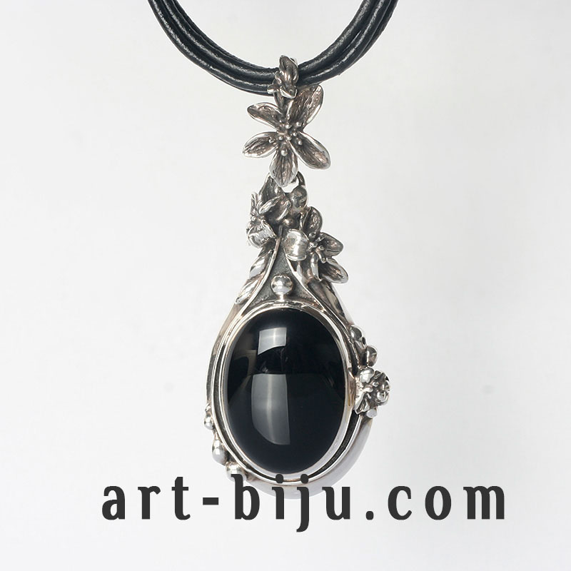 Collier en argent avec onyx noir naturel et décoration florale.
