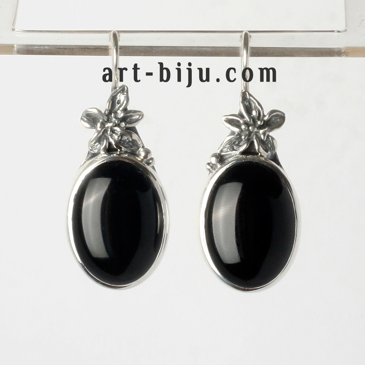 Boucles d'oreilles en argent avec onyx et décoration florale.
