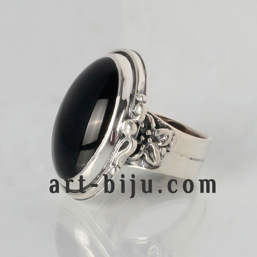 Bague ovale en argent avec onyx naturel et décoration florale.