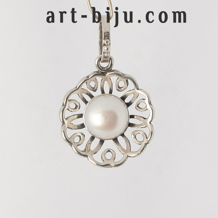 Médaillon en argent avec perle, forme de fleur.