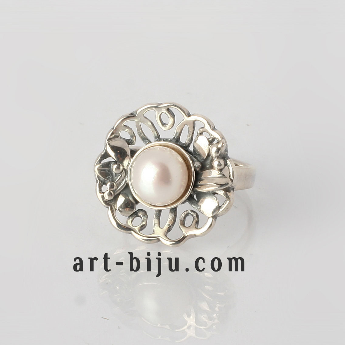 Bague perle en argent, forme fleur.