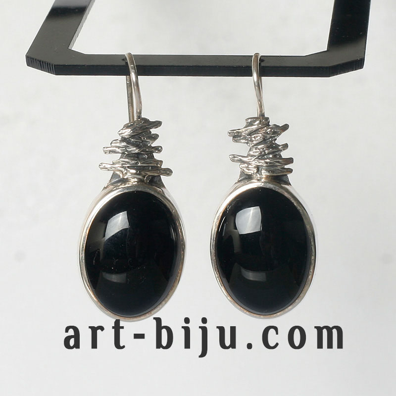 Boucles d'oreilles en argent avec onyx noir.