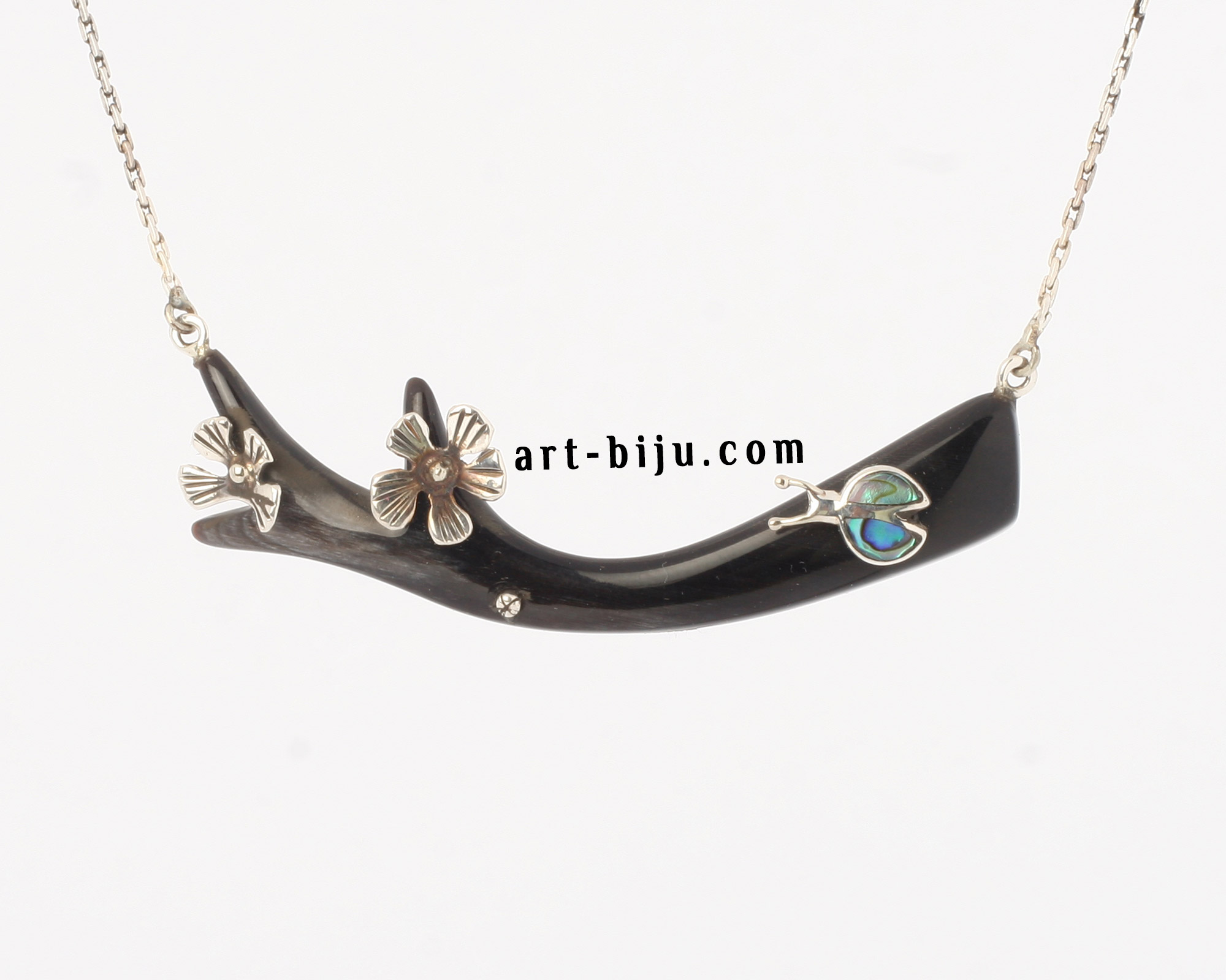 Collier en argent unique de créateur.