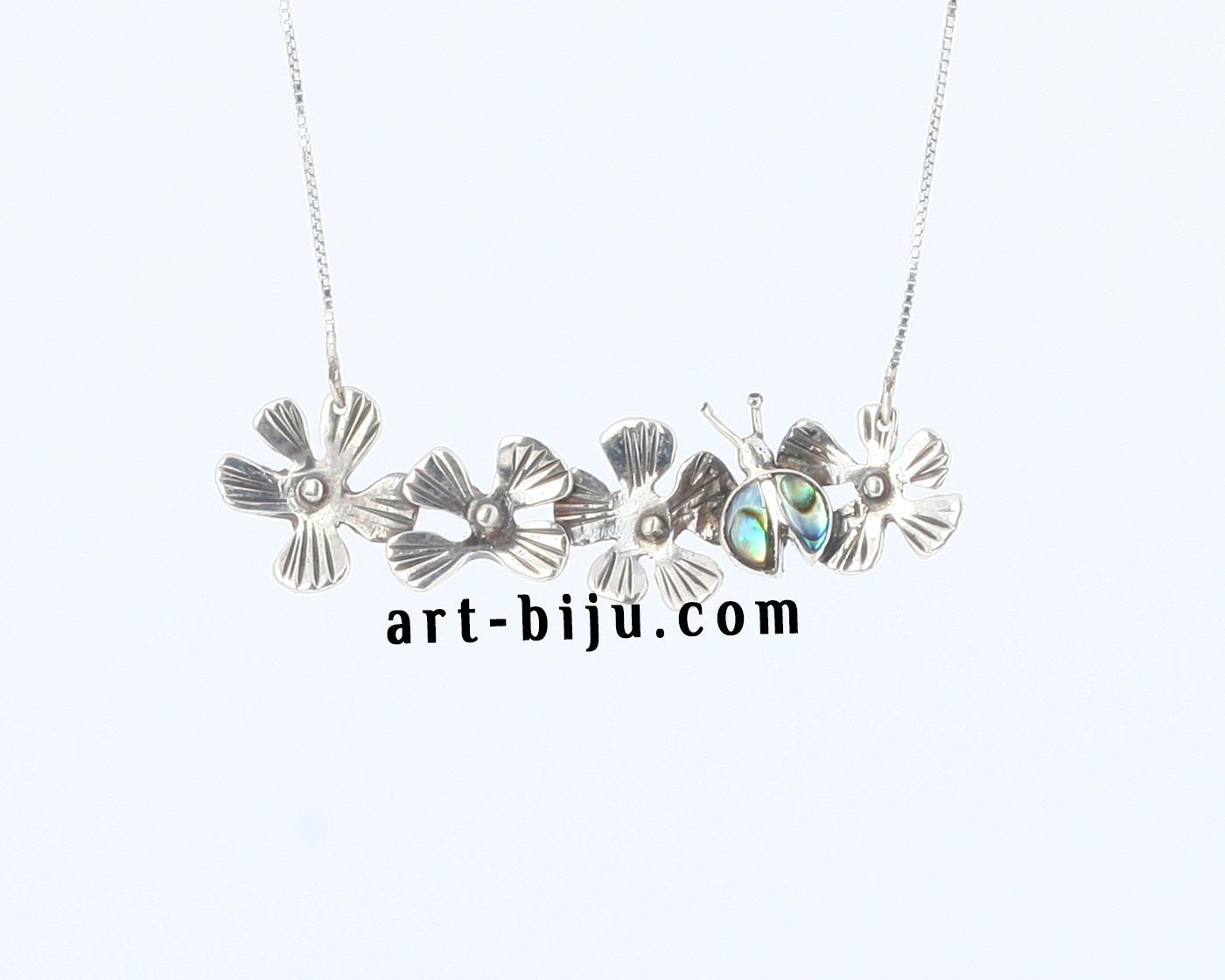Collier en argent fait à la main.