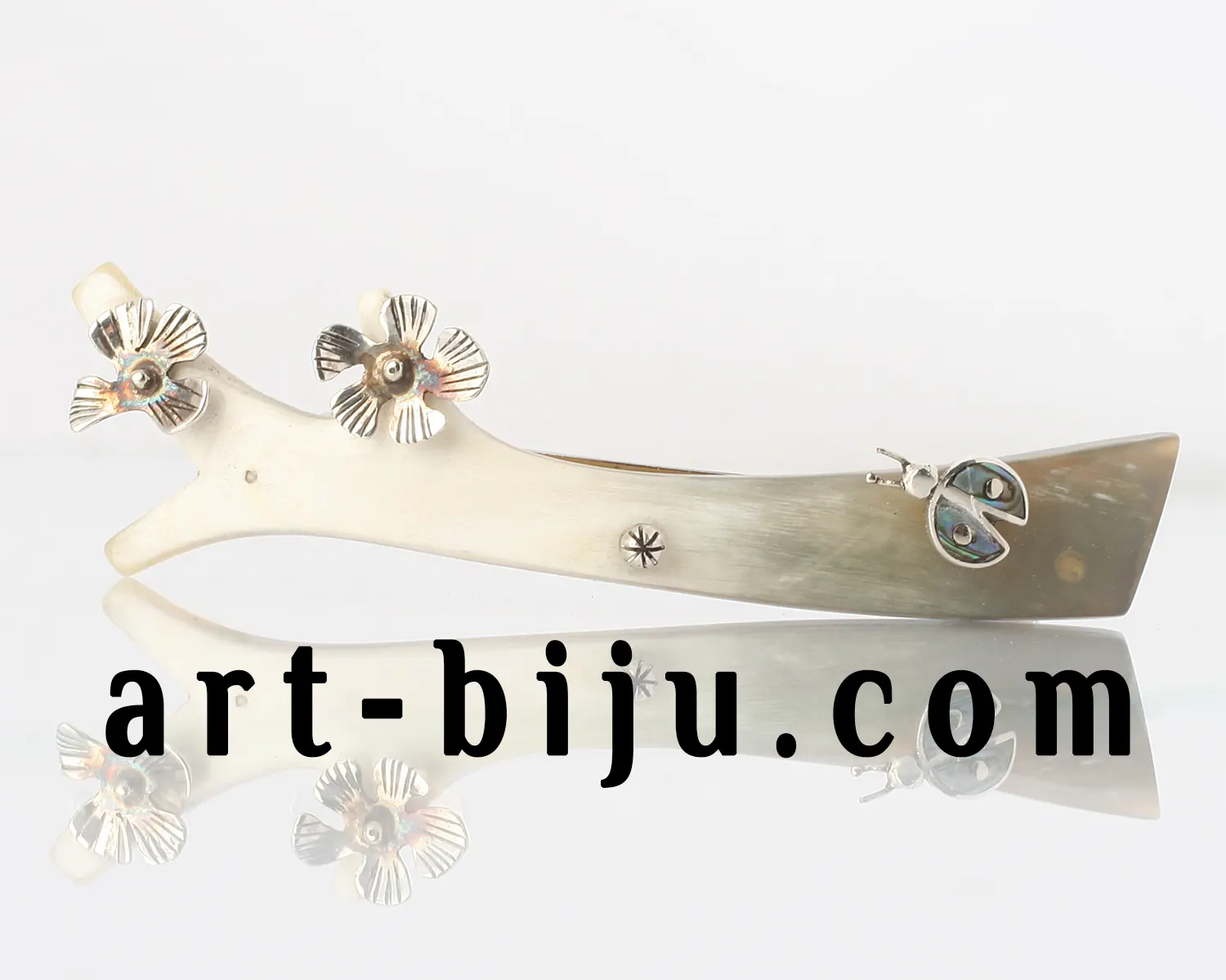 Barrette en argent avec coccinelle de corne claire et mère de perle.