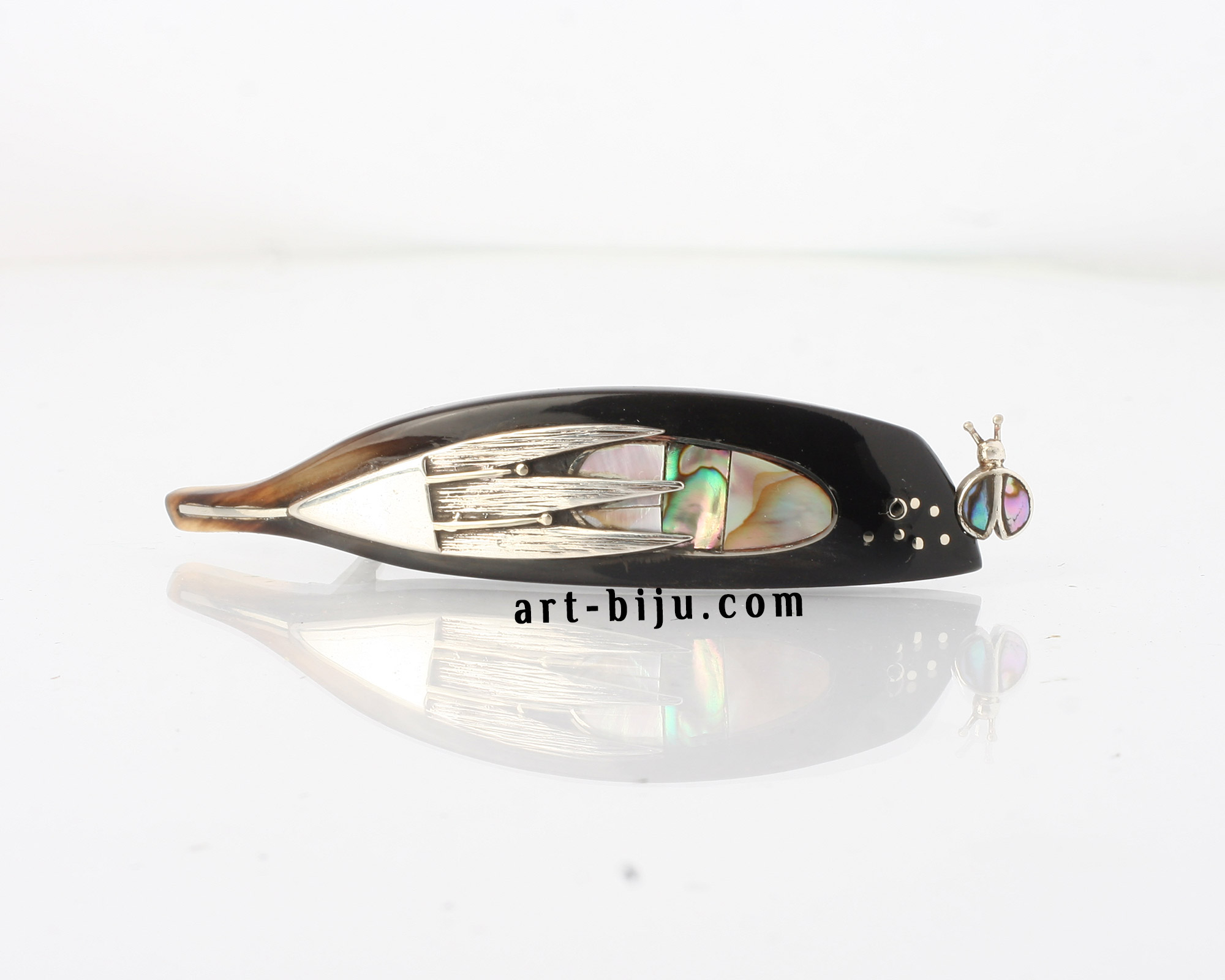 Barrette en argent avec coccinelle en corne et mère de perle.